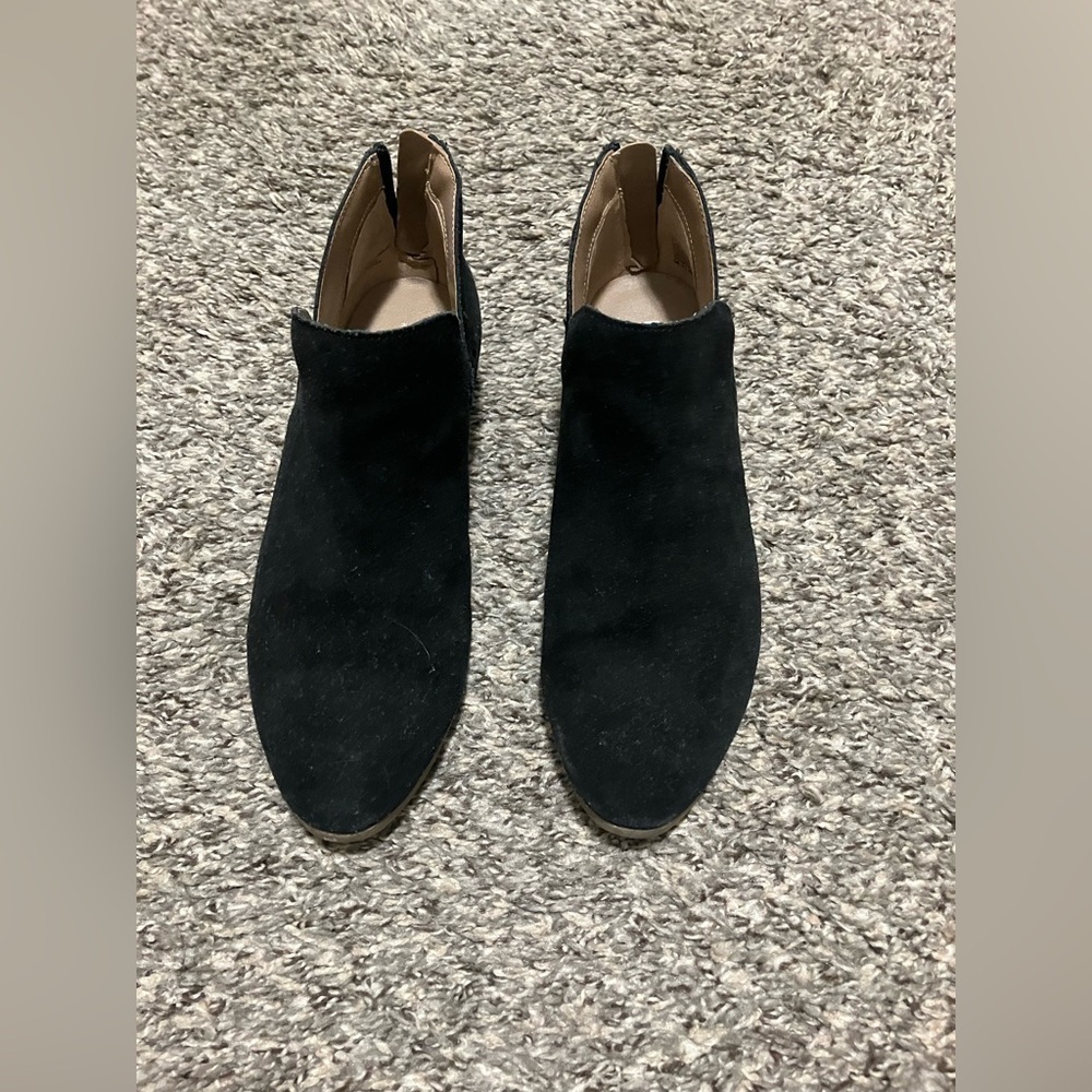 Kenneth Cole Reaction black faux suede, low heel ankle booties. Size 7.5